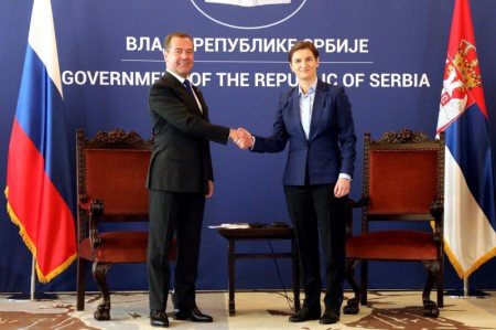 Д.А.Медведев и Президент Сербии Александр Вучич. 

Д.А.Медведев и Премьер-министр Сербии Анна Брнабич возлагают венки к монументу советским воинам, погибшим при освобождении Белграда 

Дмитрий Медведев и Анна Брнабич после переговоров. Фото с сайта Правительства Сербии. 

Белград. Площадь Республики.
